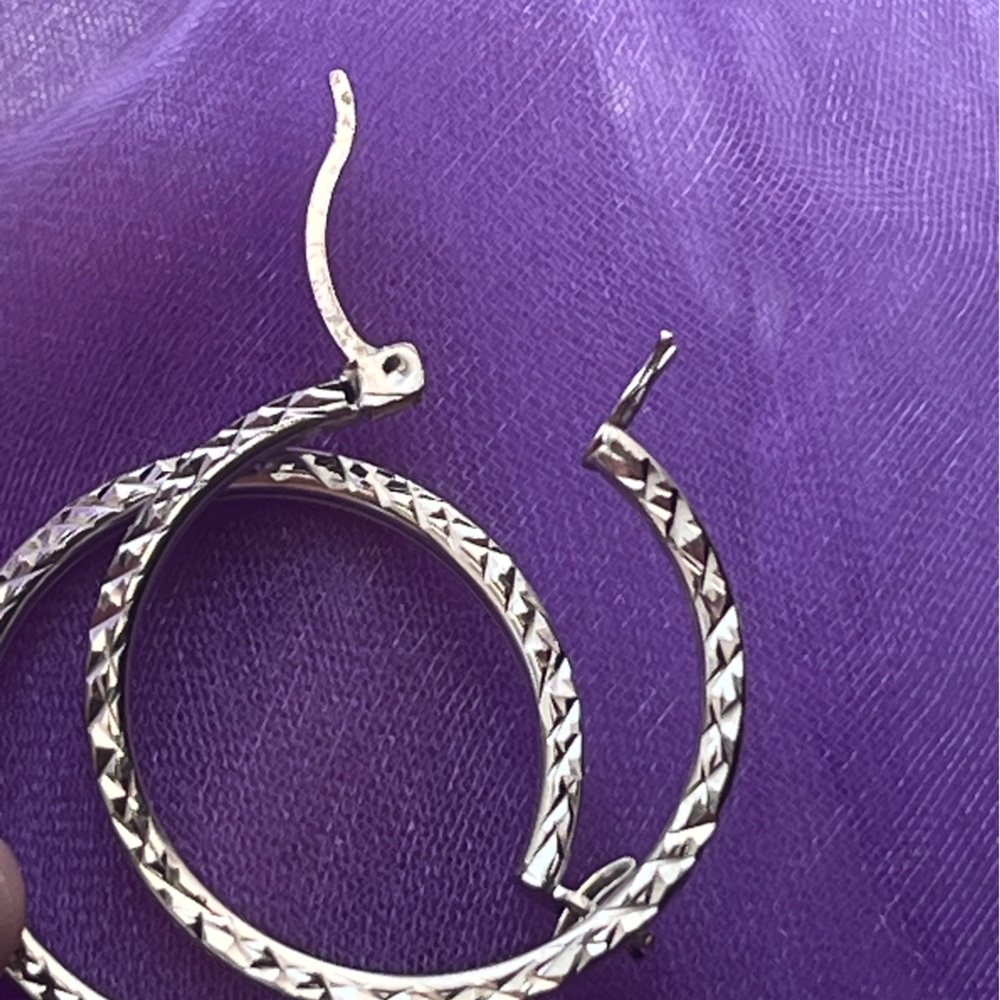 1 inch Diamond-Cut Oval Hoop Earrings in 14K White Gold - Picture 4 of 9